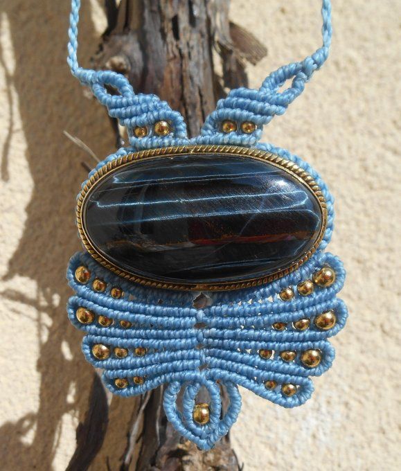 Médaillon macramé bleu avec œil de tigre bleu naturel et perles acier inox. doré (Réf. CO 2ANJ26046)