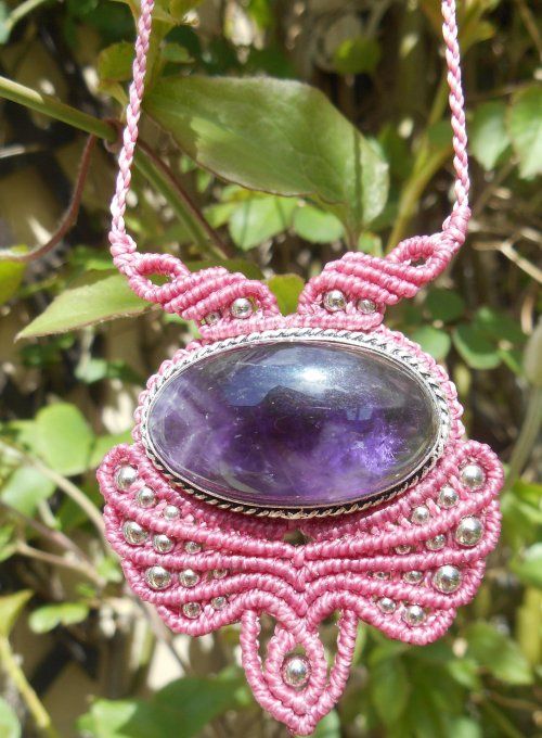 Médaillon macramé rose avec améthyste sertie de laiton et perles en acier inox. (Réf. CO 2ANJ26047)