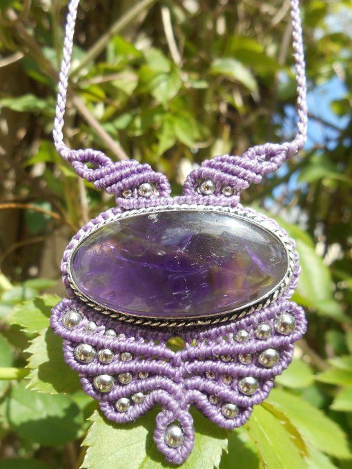 Médaillon en macramé violet avec améthyste sertie de laiton et perles acier inox.(Réf. CO 2ANJ26048)