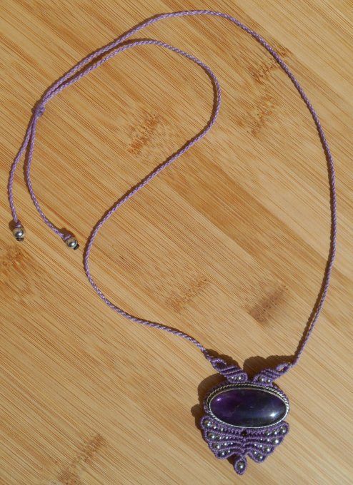 Médaillon en macramé violet avec améthyste sertie de laiton et perles acier inox.(Réf. CO 2ANJ26048)