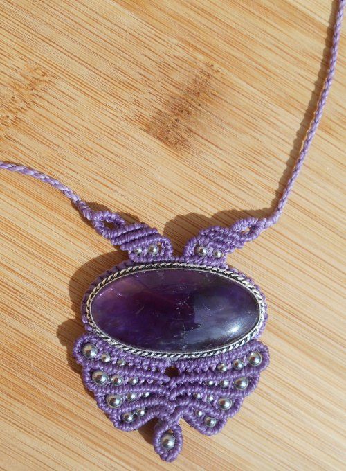 Médaillon en macramé violet avec améthyste sertie de laiton et perles acier inox.(Réf. CO 2ANJ26048)