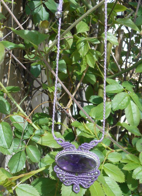 Médaillon en macramé violet avec améthyste sertie de laiton et perles acier inox.(Réf. CO 2ANJ26048)