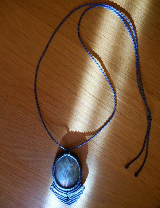 Médaillon bleu marine avec labradorite (réf. CO 0624197)