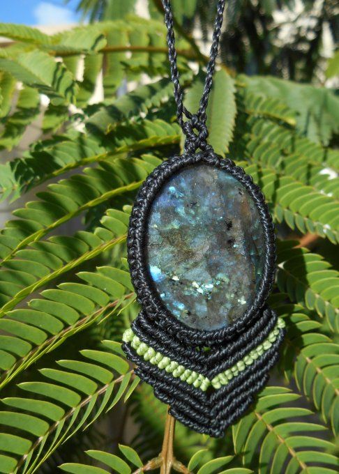 Médaillon avec tissage noir et labradorite (Réf. CO ANJ24195)