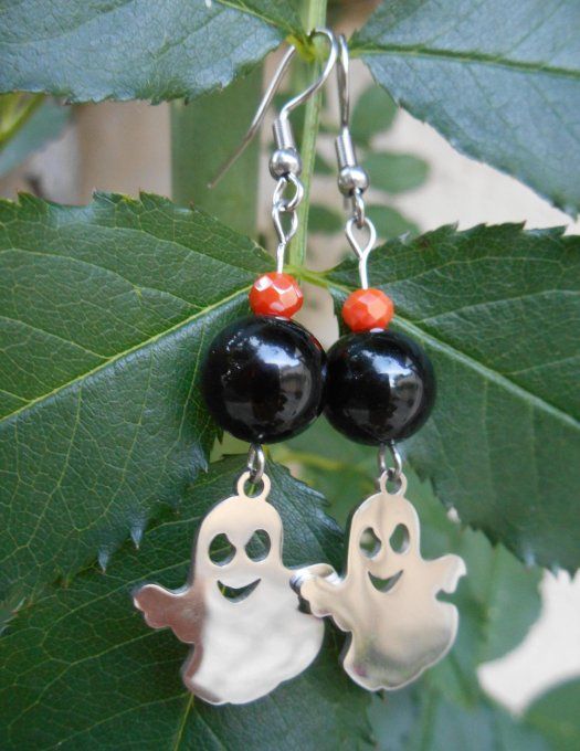 Boucles d’oreilles en acier inox. avec agate noire, perles de verre et fantôme (Réf. BO 4125031)