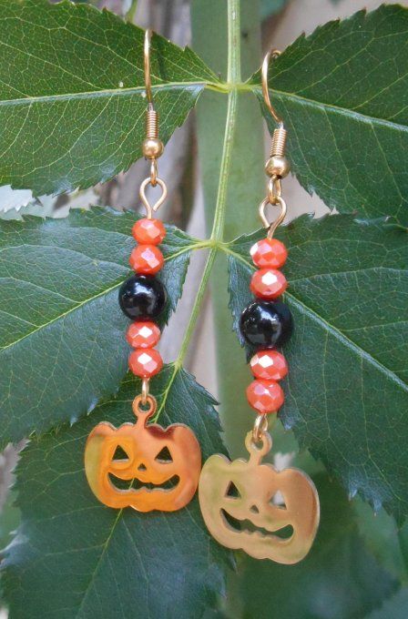 Boucles d’oreilles acier inox. doré avec agate noire, perles de verre, citrouille (Réf. BO 4125032)