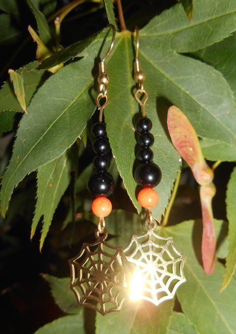 Boucles d’oreilles acier inox. doré, agate noire, jade orange, toile d’araignée (Réf. BO 4225034)