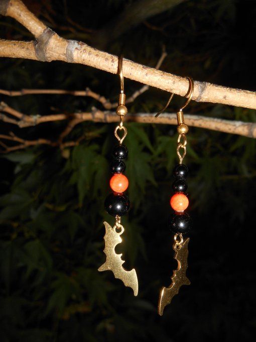 Boucles d’oreilles acier inox. doré, agate noire, jade orange et chauve-souris (Réf. BO 4225035)