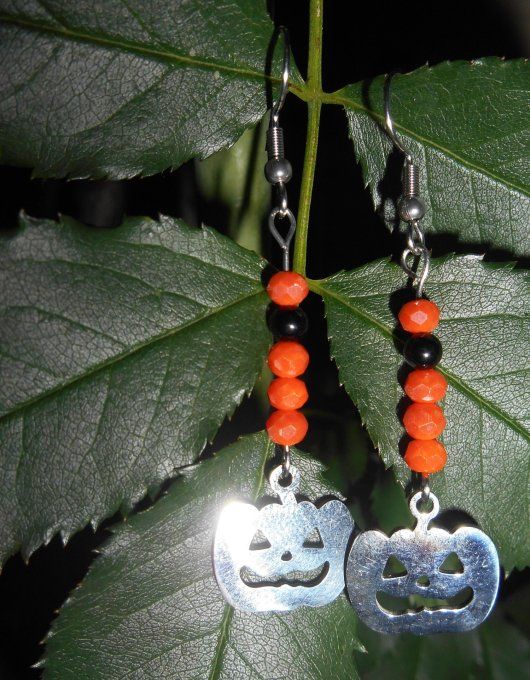 Boucles d’oreilles en acier inox. avec agate noire, perles de verre et citrouille (Réf. BO 4225036)