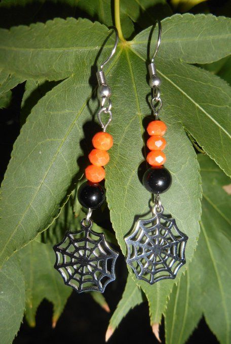Boucles d’oreilles acier inox. avec agate noire, perles de verre, toile d’araignée (Réf. BO 4225037)
