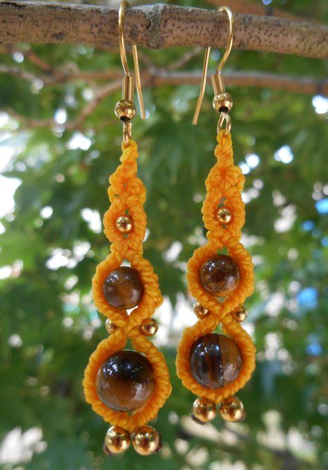 Boucles d’oreilles macramé avec œil de tigre et acier inoxydable doré (Réf. BO 5225082)