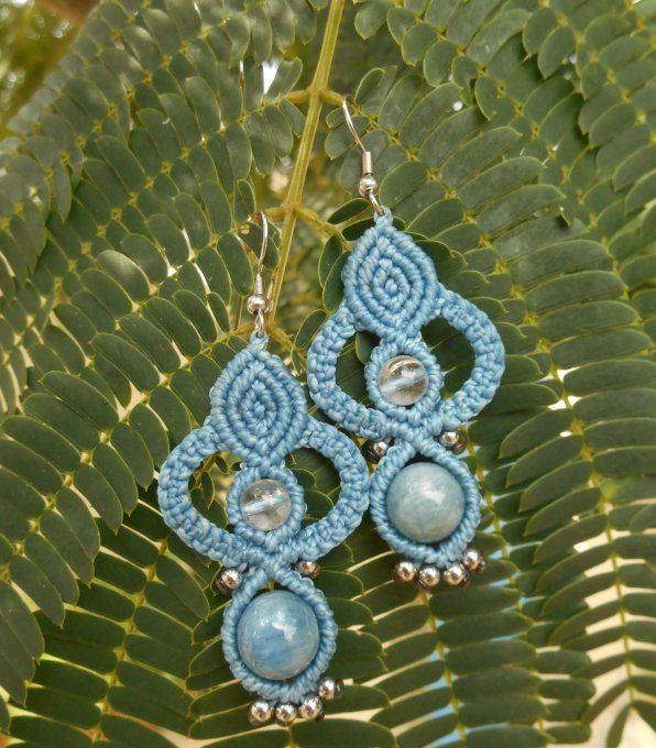 Boucles d’oreilles macramé avec disthène, quartz cristal de roche et acier inox. (Réf. BO 5225085)