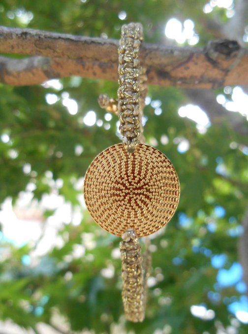 Bracelet en macramé doré avec un disque en acier inoxydable doré (Réf. BR 4625052)