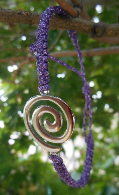 Bracelet en macramé violet métallisé avec une spirale en acier inoxydable (Réf. BR 4725057)