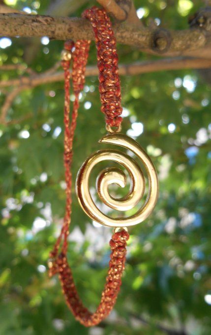 Bracelet en macramé marron métallisé avec une spirale en acier inoxydable doré (Réf. BR 4725058)