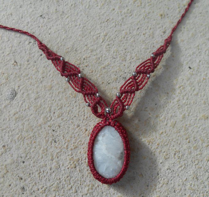 Collier rouge avec pierre de lune et acier inoxydable (réf. CO ANJ24042)