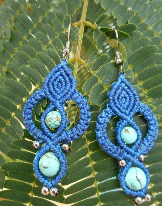 Boucles d’oreilles en macramé bleu électrique avec turquoise et acier inoxydable (Réf. BO 4925068)