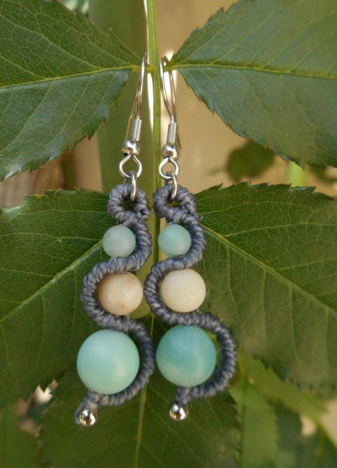 Boucles d’oreilles en macramé bleuté avec amazonite mate et acier inoxydable (Réf. BO 5025071)