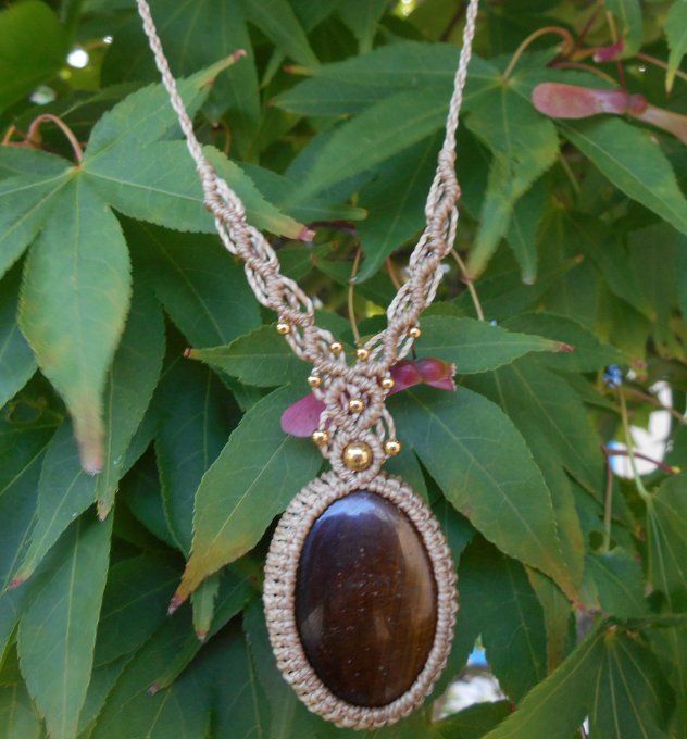 Collier beige avec œil de tigre et acier inoxydable doré (Réf. CO ANJ24038)