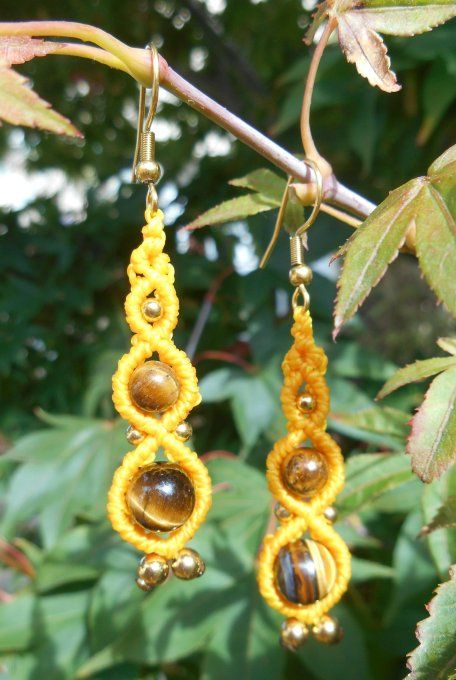 Boucles d’oreilles macramé avec œil de tigre et acier inoxydable doré (Réf. BO 5225082)