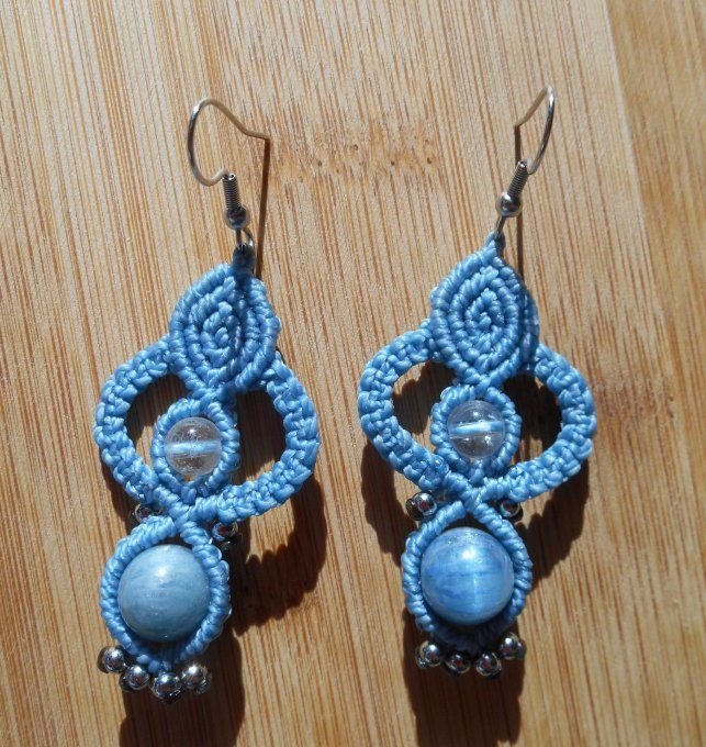 Boucles d’oreilles macramé avec disthène, quartz cristal de roche et acier inox. (Réf. BO 5225085)