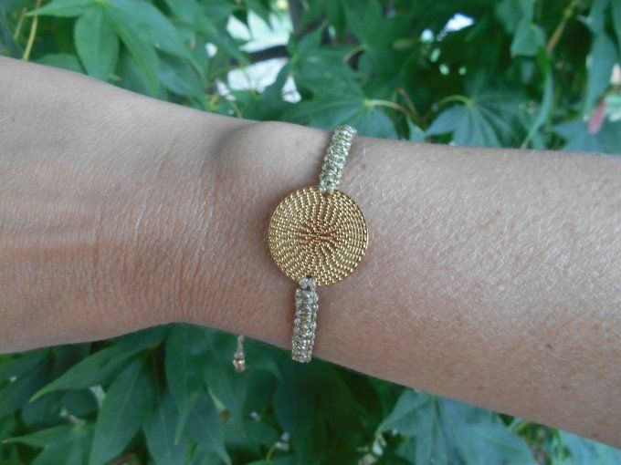 Bracelet en macramé doré avec un disque en acier inoxydable doré (Réf. BR 4625052)