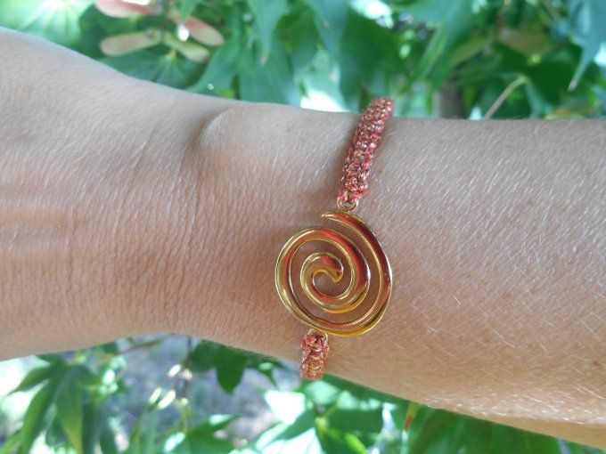 Bracelet en macramé marron métallisé avec une spirale en acier inoxydable doré (Réf. BR 4725058)