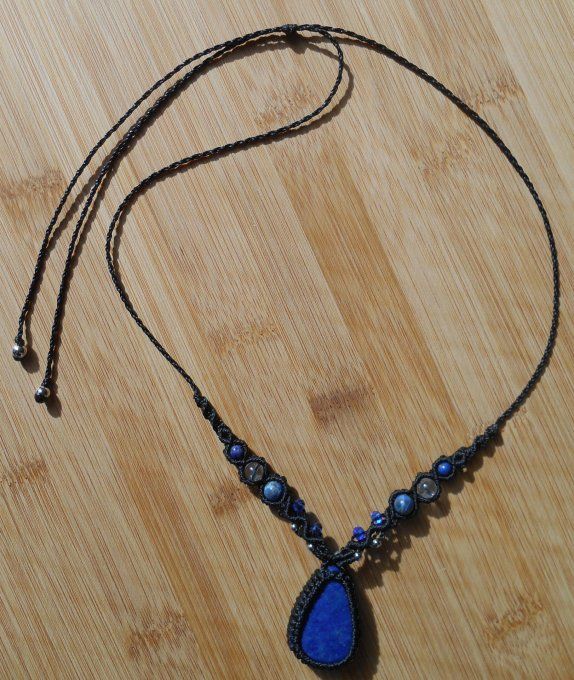 Collier avec lapis-lazuli, cristal de roche, perles de verre et acier inoxydable (Réf. CO 4425042)