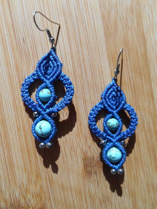 Boucles d’oreilles en macramé bleu électrique avec turquoise et acier inoxydable (Réf. BO 4925068)
