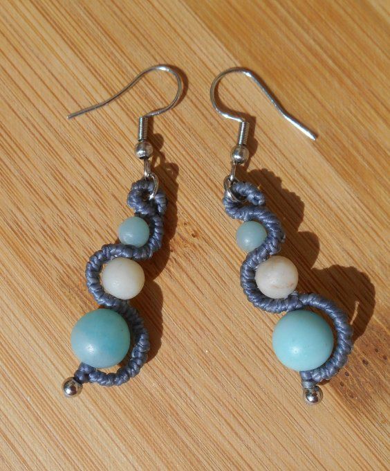 Boucles d’oreilles en macramé bleuté avec amazonite mate et acier inoxydable (Réf. BO 5025071)