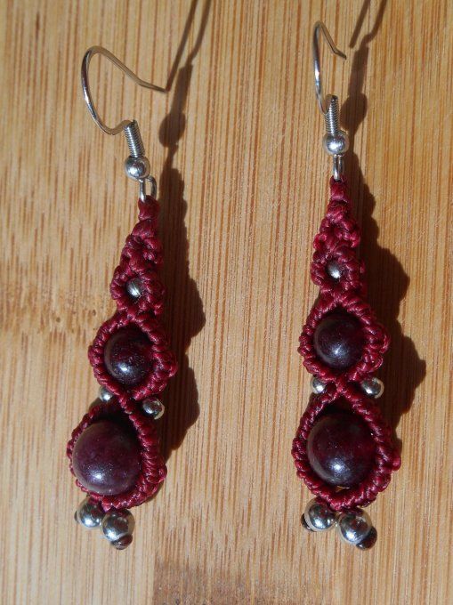 Boucles d’oreilles en macramé rouge avec grenat et acier inoxydable (Réf. BO 5225083)