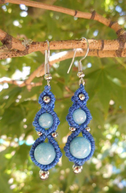 Boucles d’oreilles en macramé bleu avec calcédoine bleue et acier inoxydable (Réf. BO 5225086)