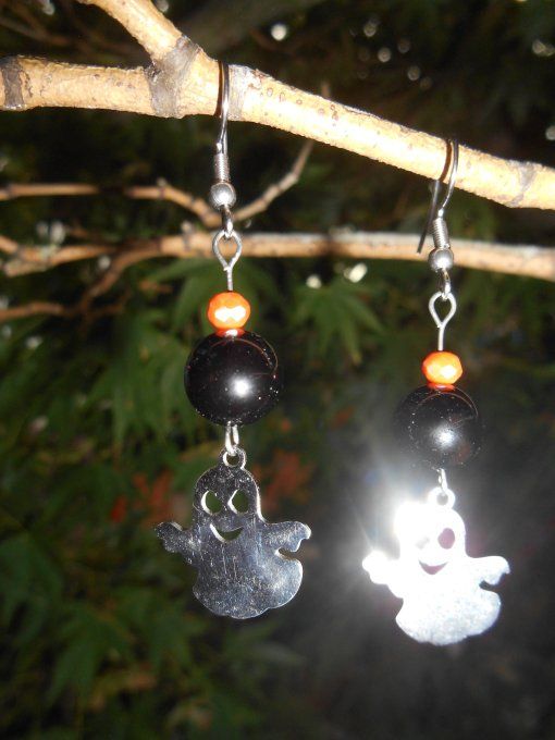 Boucles d’oreilles en acier inox. avec agate noire, perles de verre et fantôme (Réf. BO 4125031)