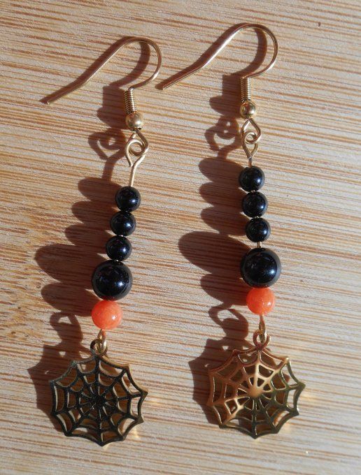 Boucles d’oreilles acier inox. doré, agate noire, jade orange, toile d’araignée (Réf. BO 4225034)