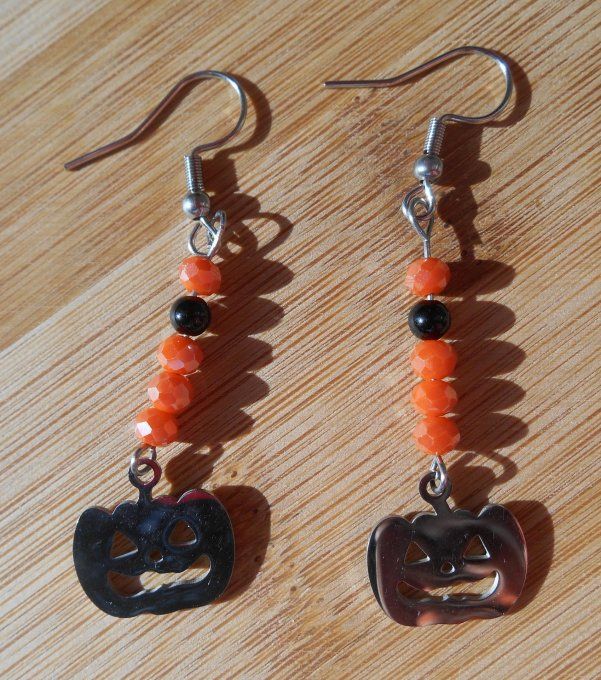 Boucles d’oreilles en acier inox. avec agate noire, perles de verre et citrouille (Réf. BO 4225036)