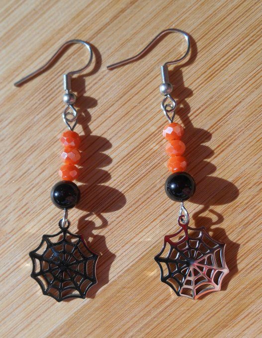 Boucles d’oreilles acier inox. avec agate noire, perles de verre, toile d’araignée (Réf. BO 4225037)