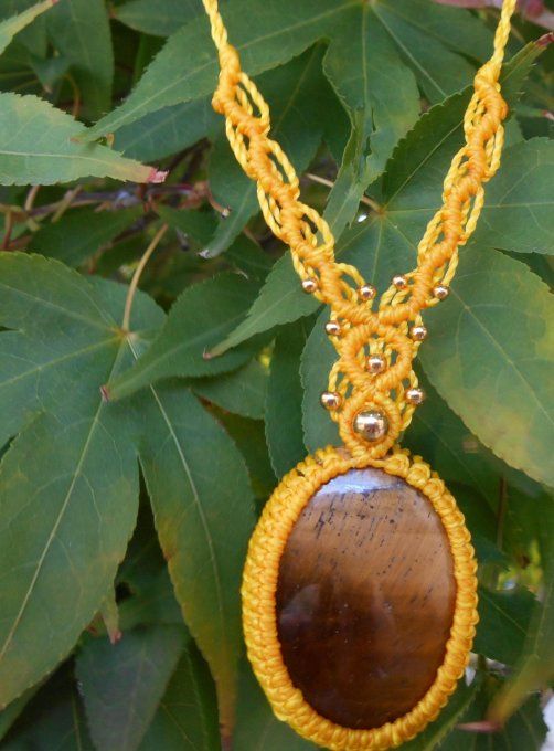 Collier jaune avec œil de tigre et acier inoxydable doré (réf. CO ANJ24036)