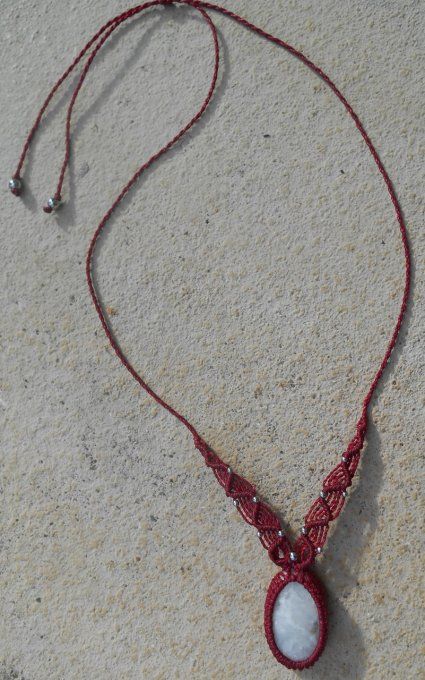 Collier rouge avec pierre de lune et acier inoxydable (réf. CO ANJ24042)