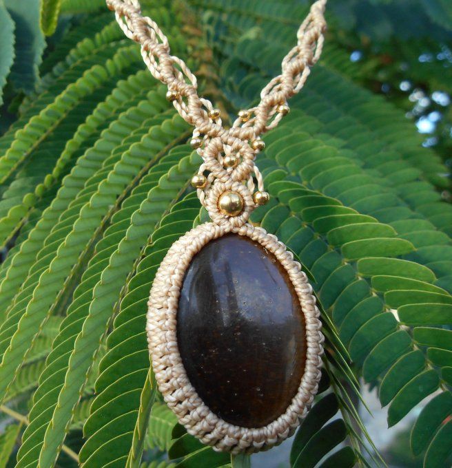 Collier beige avec œil de tigre et acier inoxydable doré (Réf. CO ANJ24038)
