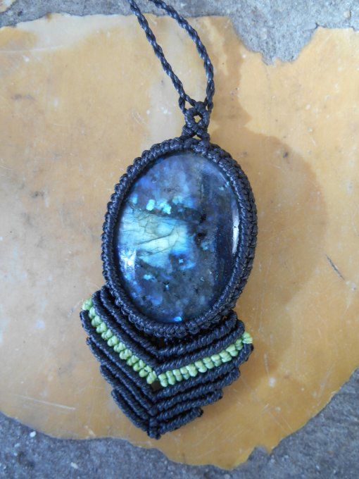 Médaillon avec tissage noir et labradorite (Réf. CO ANJ24195)