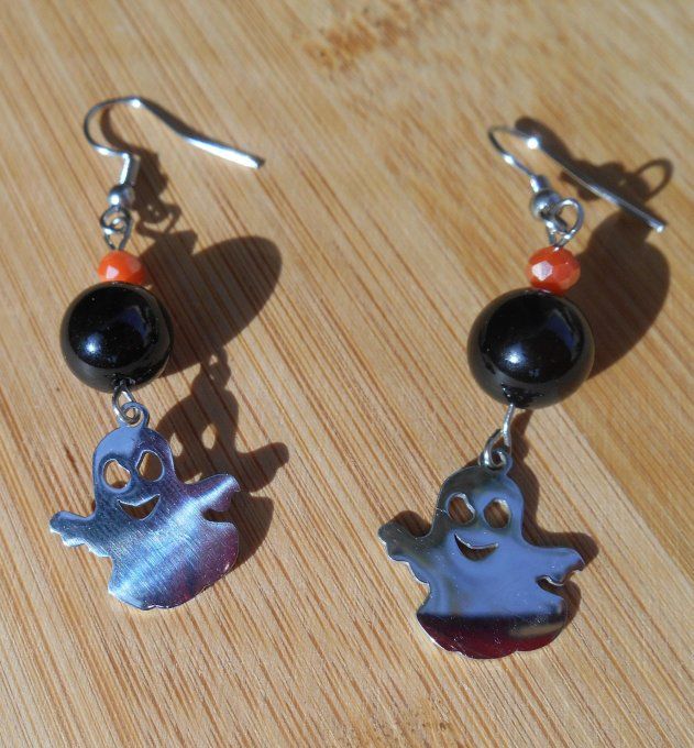 Boucles d’oreilles en acier inox. avec agate noire, perles de verre et fantôme (Réf. BO 4125031)