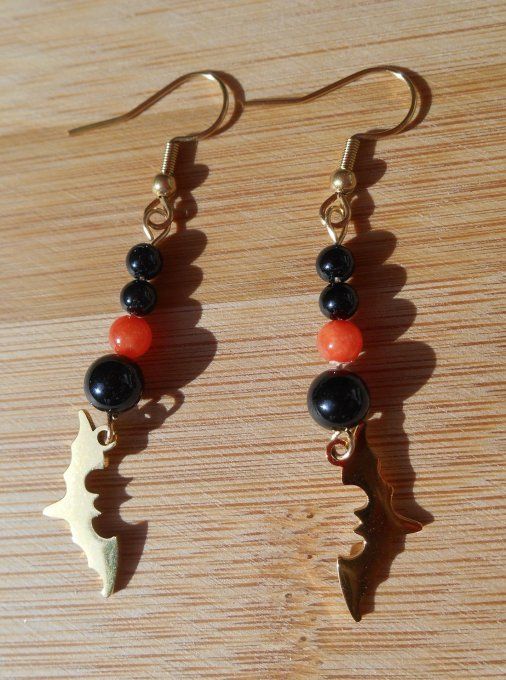 Boucles d’oreilles acier inox. doré, agate noire, jade orange et chauve-souris (Réf. BO 4225035)