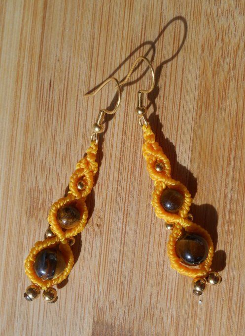 Boucles d’oreilles macramé avec œil de tigre et acier inoxydable doré (Réf. BO 5225082)