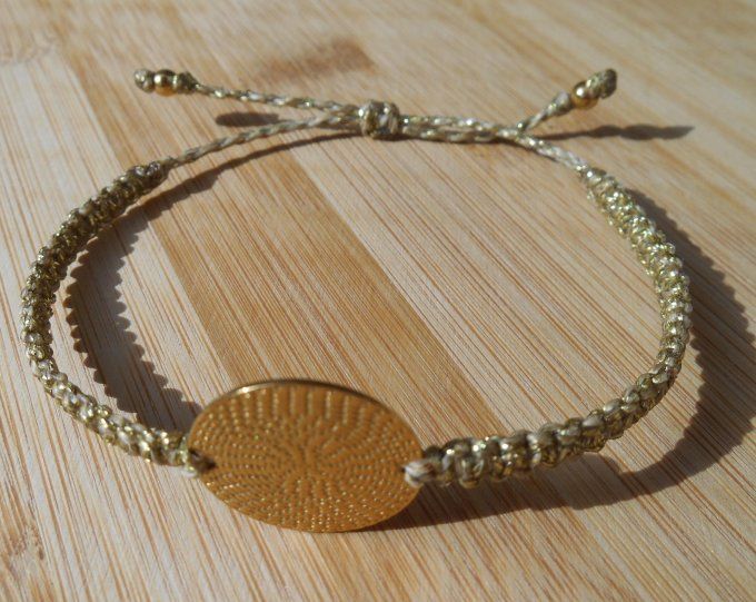 Bracelet en macramé doré avec un disque en acier inoxydable doré (Réf. BR 4625052)