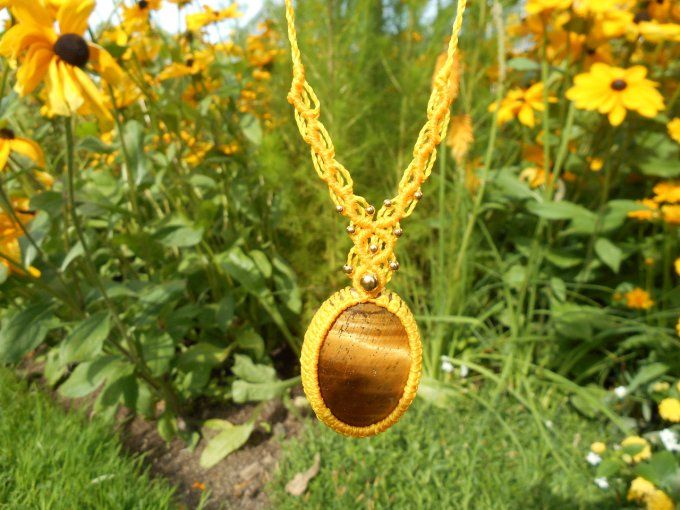Collier jaune avec œil de tigre et acier inoxydable doré (réf. CO ANJ24036)