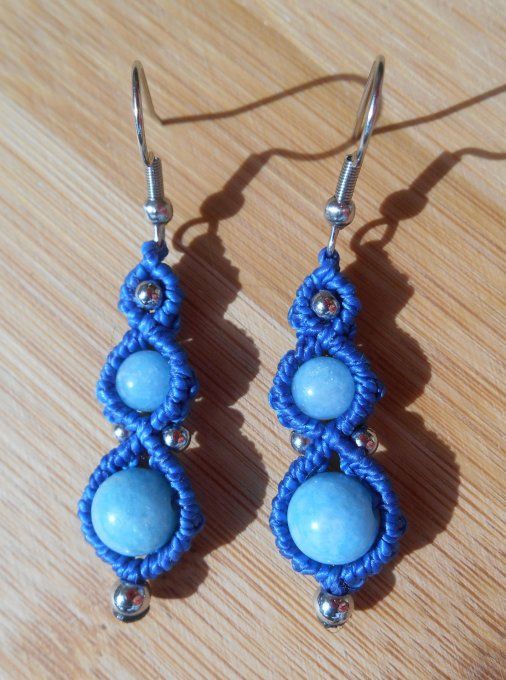 Boucles d’oreilles en macramé bleu avec calcédoine bleue et acier inoxydable (Réf. BO 5225086)