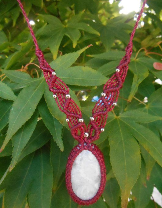 Collier rouge avec pierre de lune et acier inoxydable (réf. CO ANJ24042)