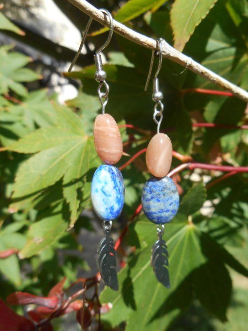 Boucles d’oreilles en acier avec lapis-lazuli, pierre de soleil et feuille (Réf.BO 3224060)