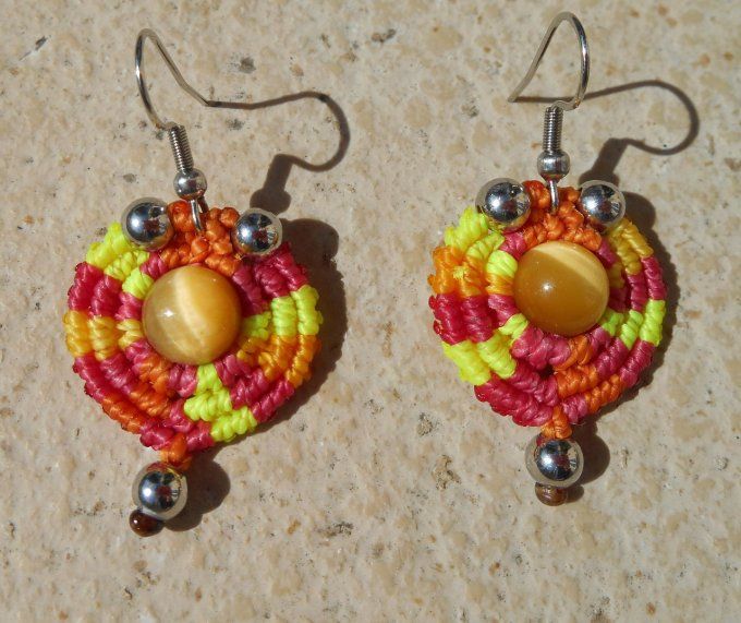Boucles d’oreilles tissage jaune/fuschia avec œil de tigre doré et acier inox. (Réf. BO 3724057)