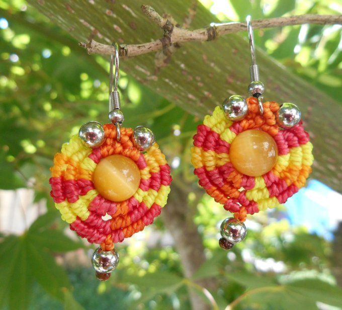 Boucles d’oreilles tissage jaune/fuschia avec œil de tigre doré et acier inox. (Réf. BO 3724057)
